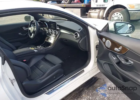 2018 Mercedes-Benz C 300 z USA, uszkodzony, nr VIN WDDWJ4JB9JF731349